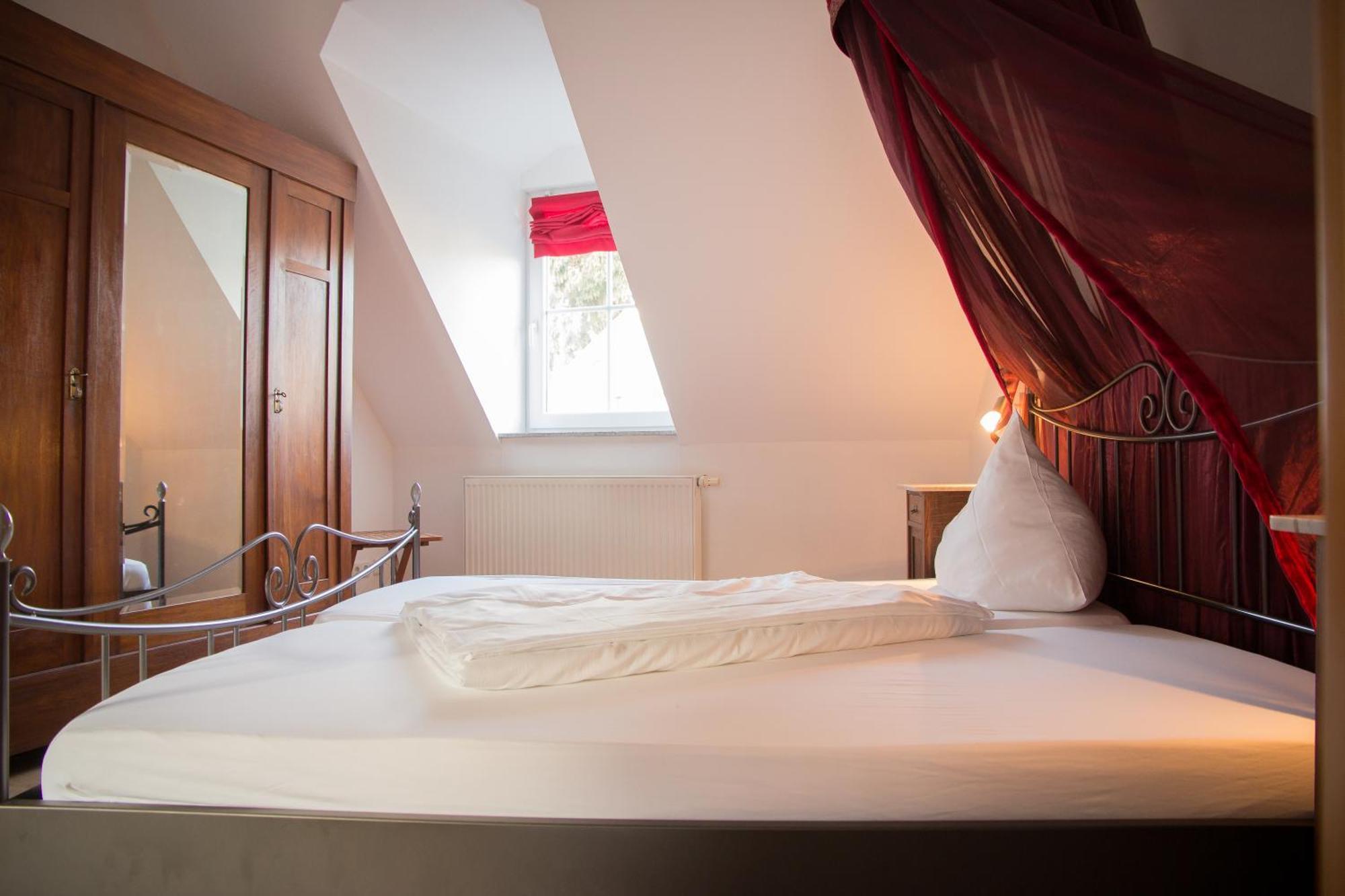 Weingut Weinstube Weinhotel Wolf Harxheim Buitenkant foto