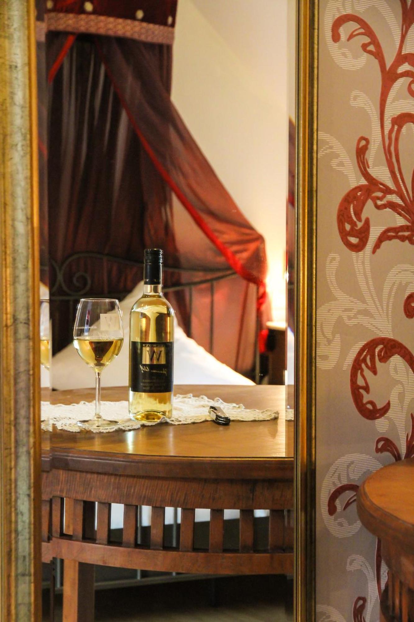 Weingut Weinstube Weinhotel Wolf Harxheim Buitenkant foto